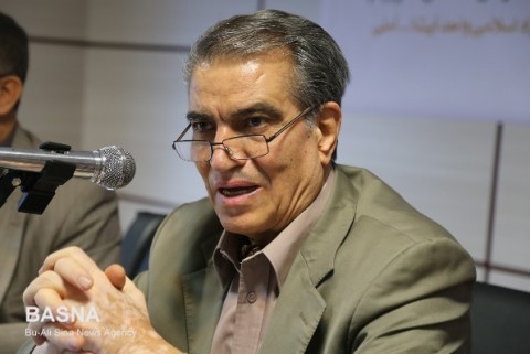 دکتر ساعتچی، 1500 جلد کتاب به کتابخانه آرامگاه بوعلی سینا هدیه کرد