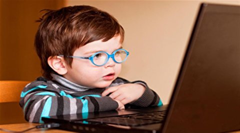 مراقب کودکان در فضای مجازی باشیم/ آموزش بهره‌گیری ایمن از اینترنت