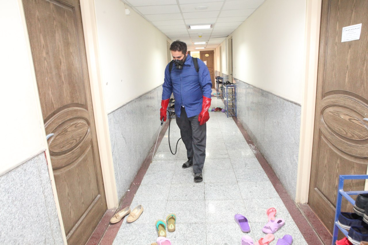خوابگاه دانشجویی بعثت توسط مامورین بهداشت استان کاملا سم‌پاشی شد + گزارش تصویری
