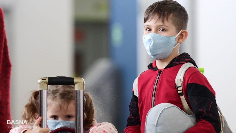 کرونا در کودکان با چه علائمی بروز می‌کند/ بچه‌ها ماسک بزنند
