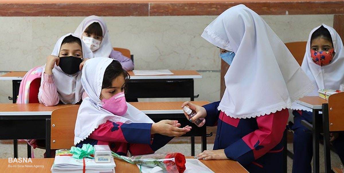 شیوه بازگشایی مدارس در مهرماه/ واکسیناسیون معلمان و دست‌اندرکاران مدارس تا پایان مرداد