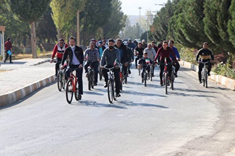 کارکنان، اساتید و دانشجویان دانشگاه بوعلی‌سینا به مناسب هفته تربیت بدنی با دوچرخه رکاب زدند + گزارش تصویری