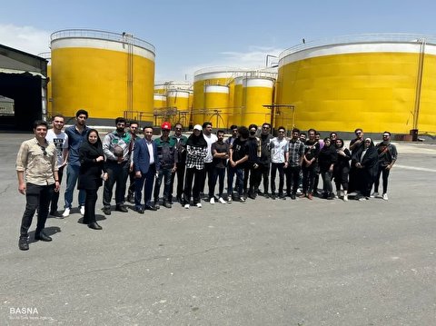 دانشجویان دانشگاه بوعلی‌سینا از کارخانه نازگل در کرمانشاه بازدید کردند