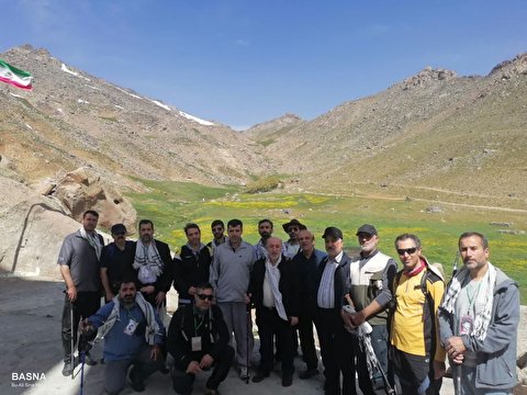 جمعی از اساتید و کارکنان بسیجی دانشگاه‌های استان همدان به ارتفاعات الوند صعود کردند