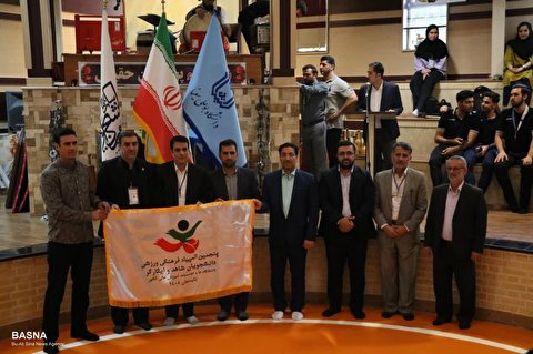 پرچم پنجمین دوره المپیاد فرهنگی ورزشی دانشجویان شاهد و ایثارگر کشور به دانشگاه شیراز سپرده شد