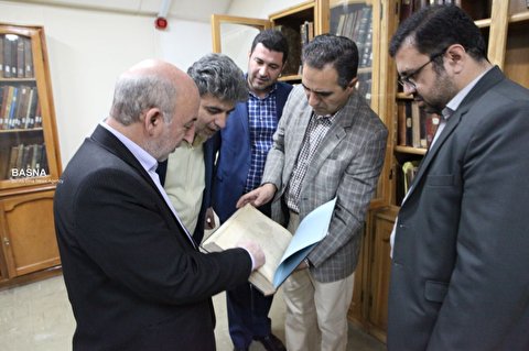 دکتر رضوان از گنجینه کتب خطی دانشگاه بوعلی‌سینا بازدید کرد + گزارش تصویری