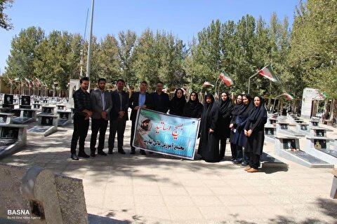 رئیس و اعضای هیأت علمی مجتمع آموزش عالی نهاوند با خانواده شهید امیر علی مومیوند دیدار کردند + گزارش تصویری